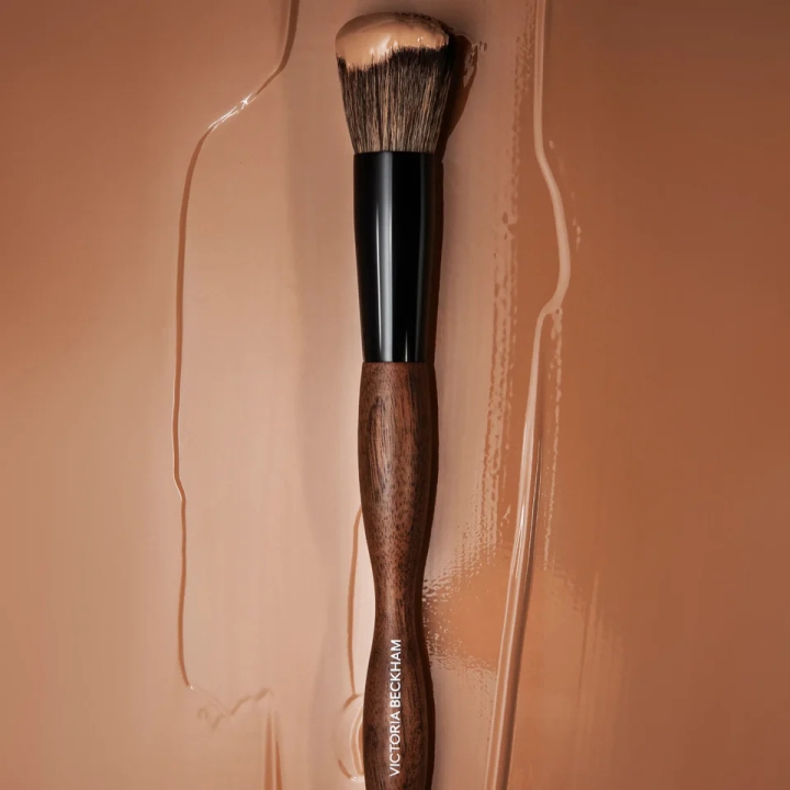 Victoria Beckham Beauty 12.Buffer Brush Кисть для жидких и кремовых текстур