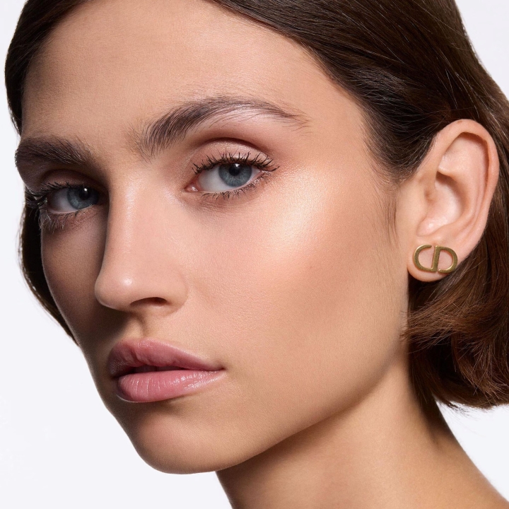 Dior Forever Glow Luminizer Хайлайтер в оттенке #02GoldHalo